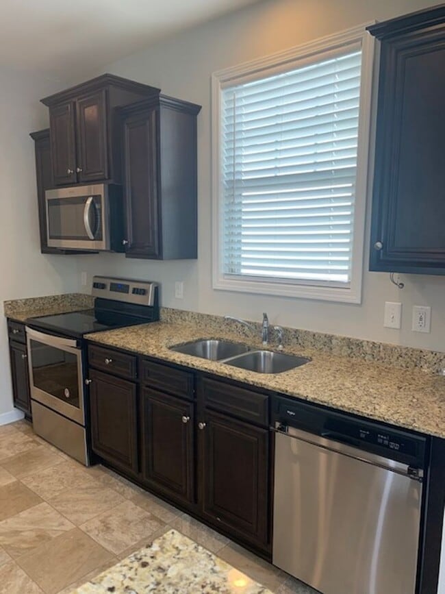 Building Photo - Spacious 3 bedroom, 2.5 bathroom available for rent in Columbia County