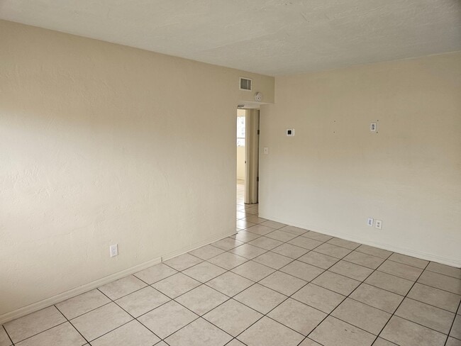 Building Photo - 2 Bedroom Unit in St Pete- Available February 3!