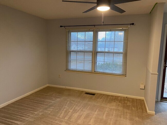 Building Photo - 106 Forest Glen