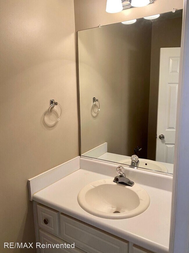 Building Photo - 2 br, 2.5 bath House - 2005 Creekside Court