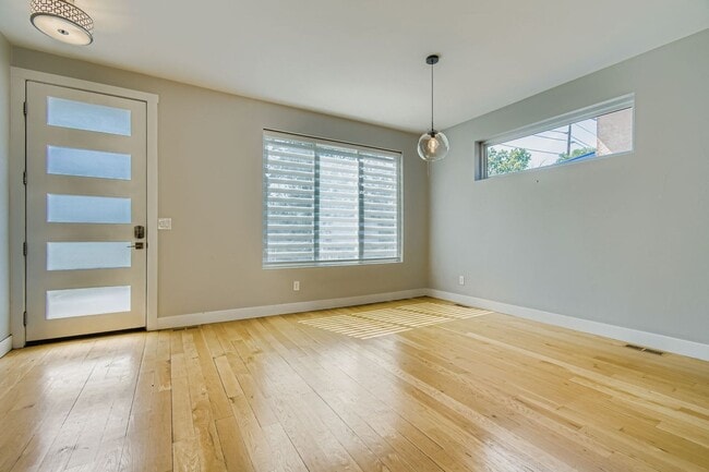 Building Photo - Beautiful, Modern 3 Bed/ 4 bath Home in Cu...