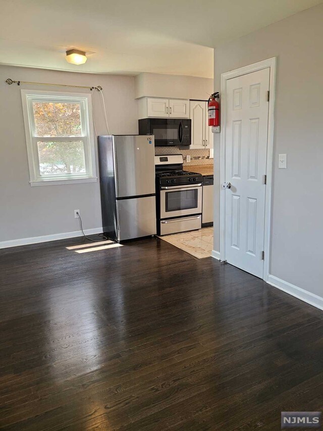 Building Photo - 752 River Dr
