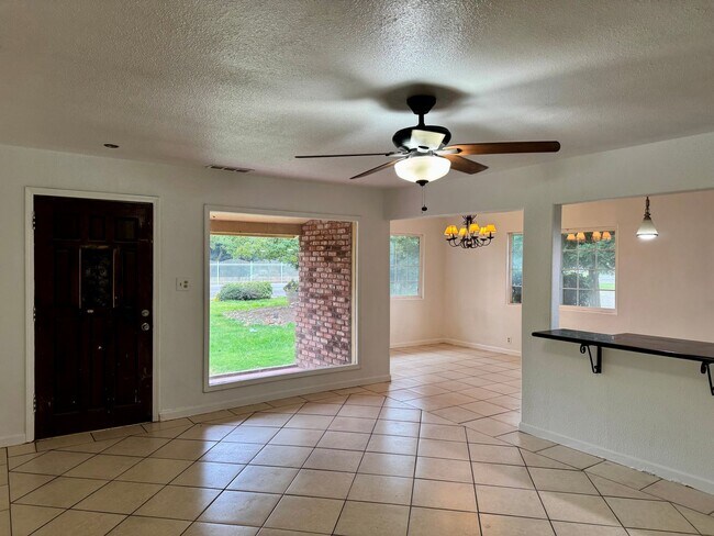 Foto del edificio - 3 Bedroom 2 Bath , With Solar