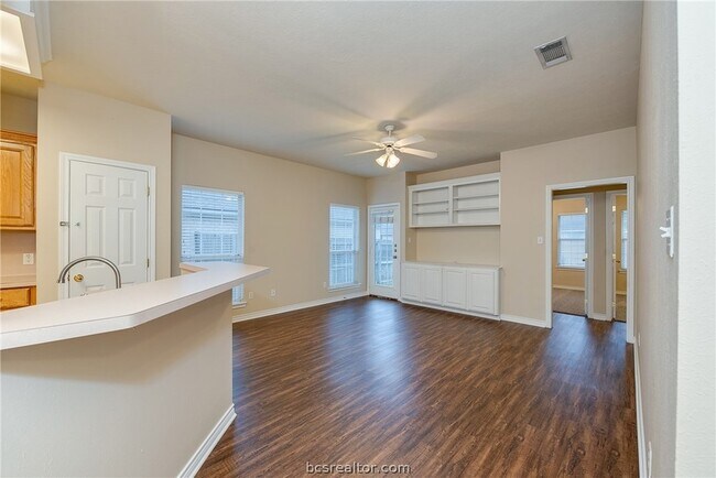 Building Photo - 906 Gardenia St