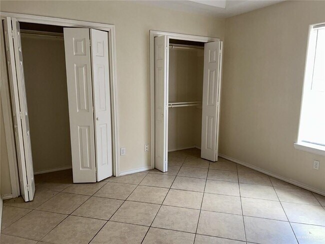 Foto del edificio - 14 West Dr