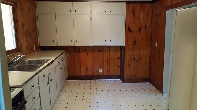Building Photo - Large Renovated 4 Bedroom with Huge Yard a...
