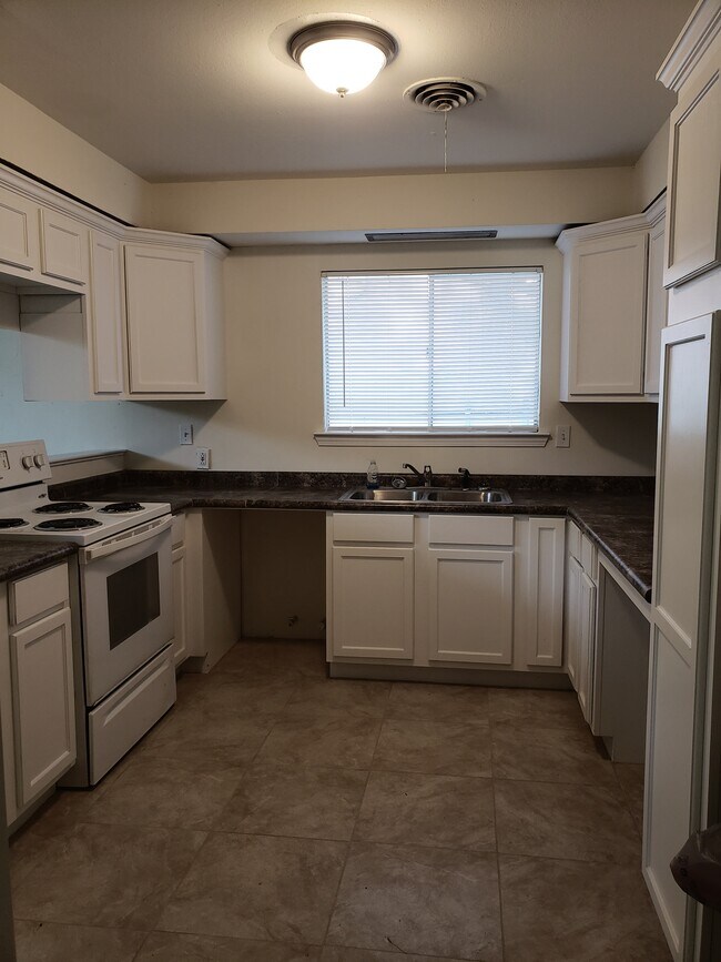 Cocina - 2117 Rio Grande Plz
