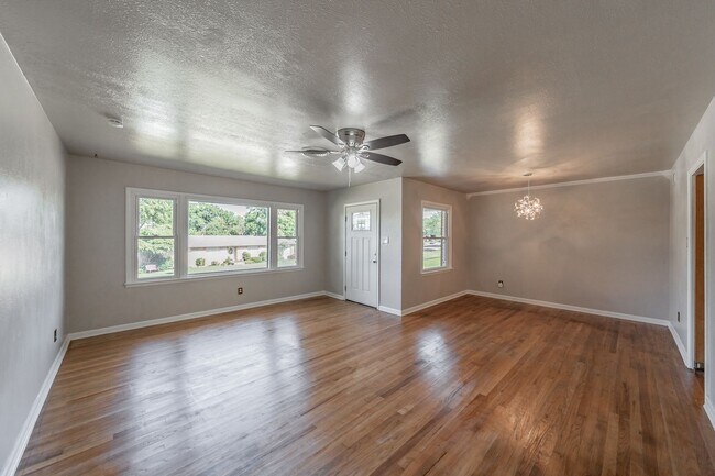 Foto del edificio - Beautiful South Hills home featuring 3 bed...