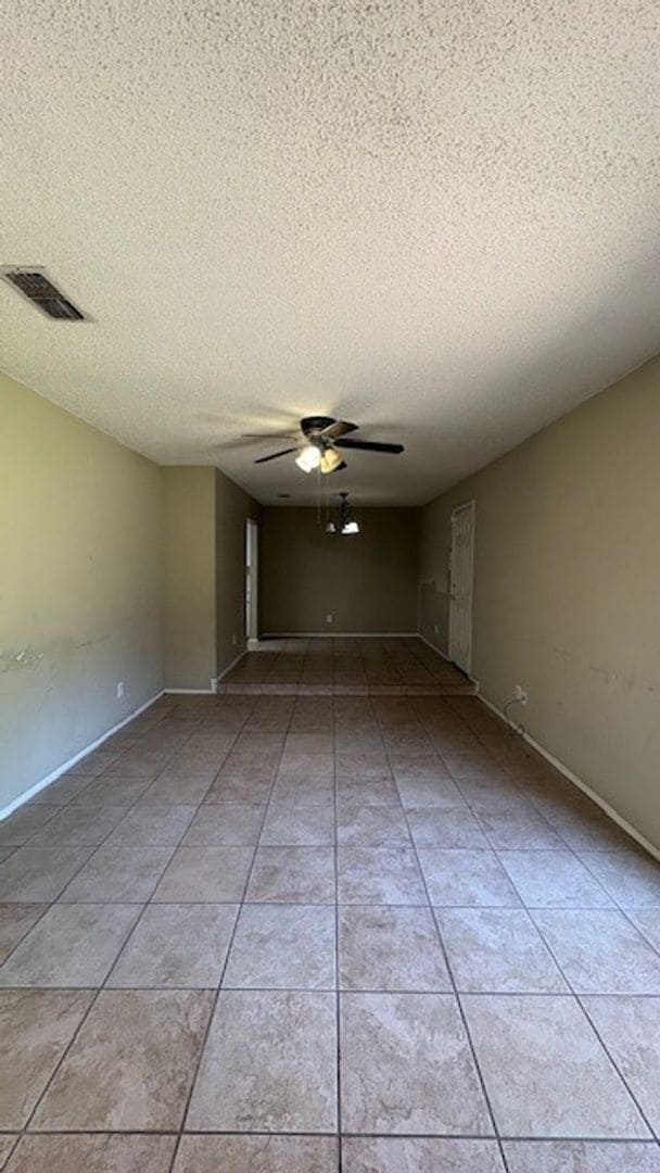 Building Photo - 3 Bedroom Duplex!