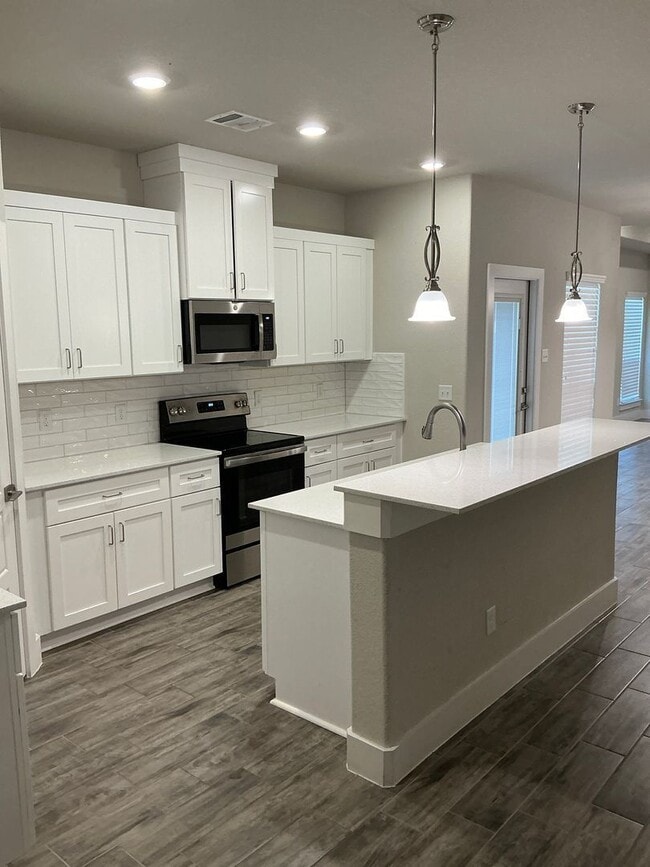 Building Photo - 673 The Cottages