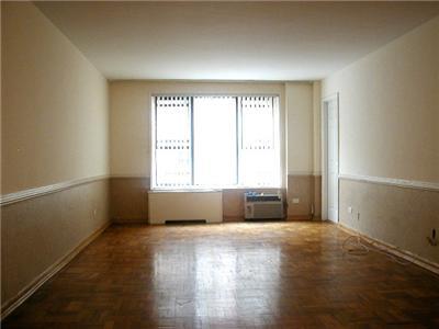 Bright living / dining area - 6495 Broadway