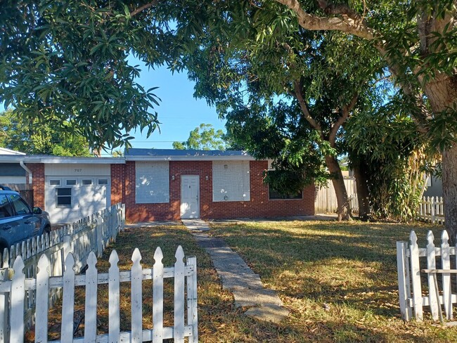 Building Photo - Large family dream home