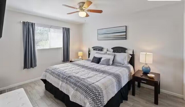 Foto del edificio - 12500 Melville Dr