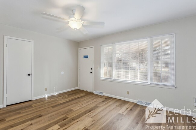 Building Photo - Updated 2 Bedroom Duplex With Basement Sto...