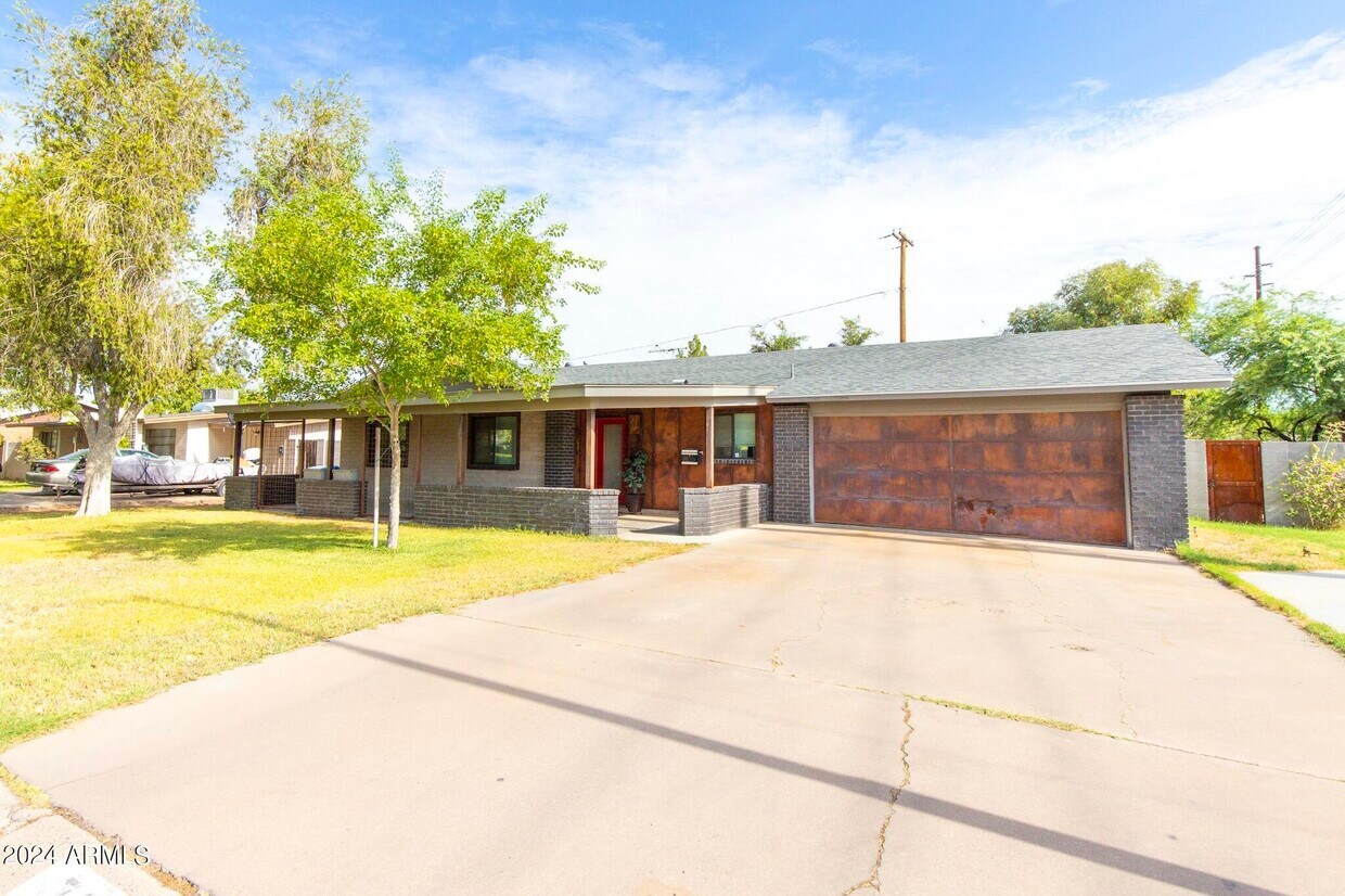 Primary Photo - 730 E Solana Dr