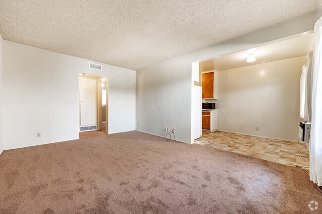 1 habitación, 1 baño - 725 pies cuadrados - Sala de estar - Foothill Terrace