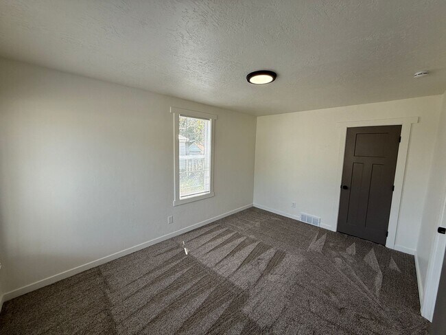 Building Photo - Newley renovated 4 bedroom home!