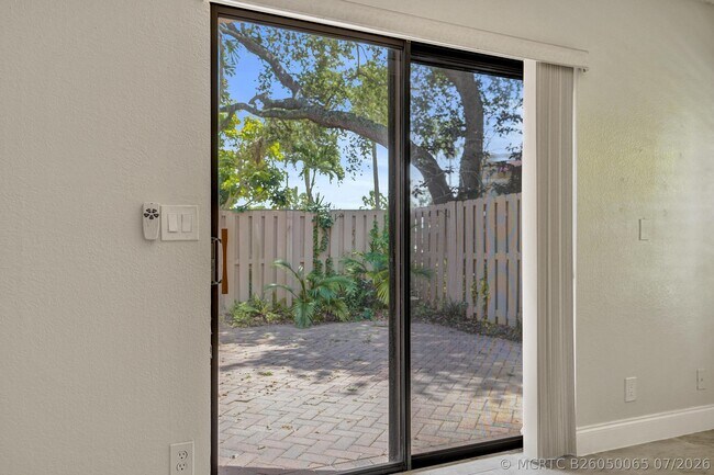 Foto del edificio - 4260 Village Dr