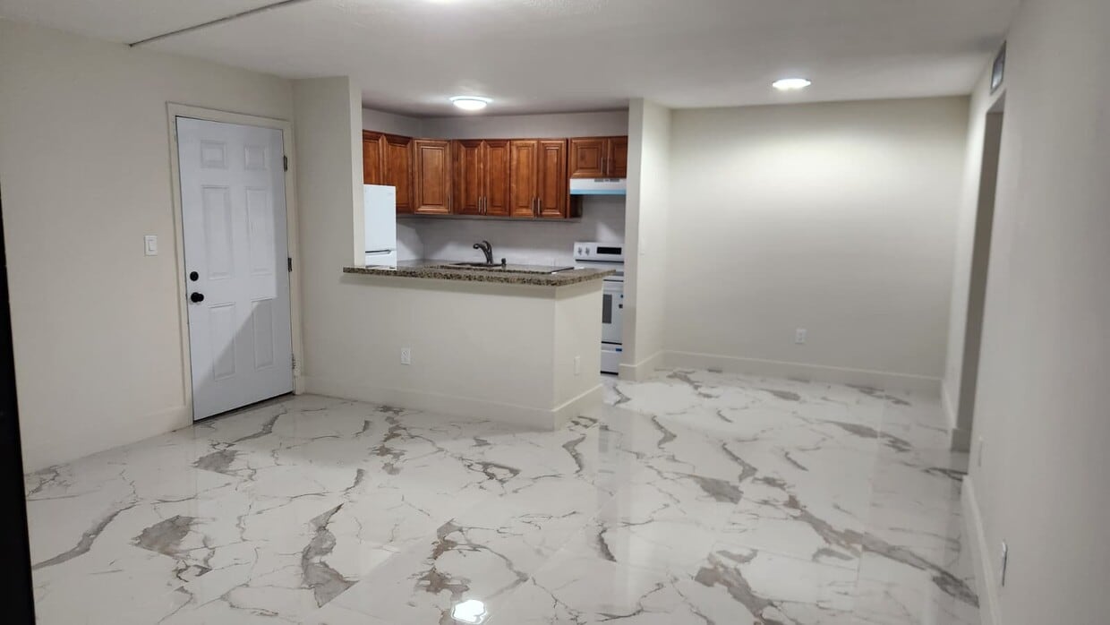 Primary Photo - 805 NE 199th St