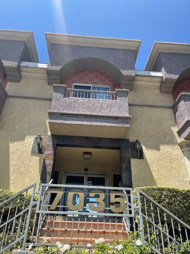 Foto del edificio - 7035 Woodley Ave