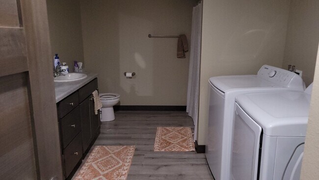 Foto del edificio - 5 Bed 3 Bath close to UWEC, bike trails, C...