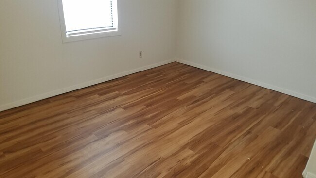 Building Photo - 403 N Elm St
