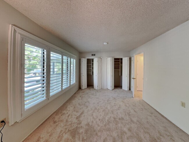 Foto del edificio - Spacious Rossmoor 2/2 Condo Available Now!