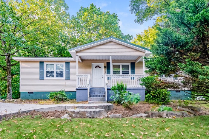 Primary Photo - House on the Hill