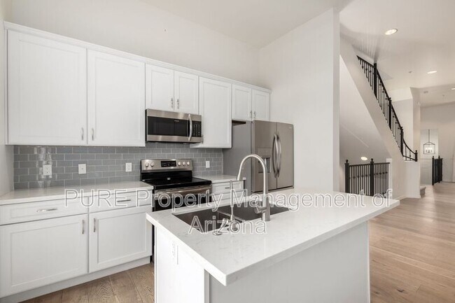 Building Photo - 421 W 6th St