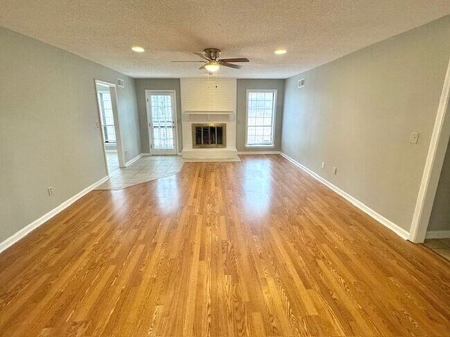 Foto del edificio - Spacious 3 Bedroom 2 Bath Available Now!