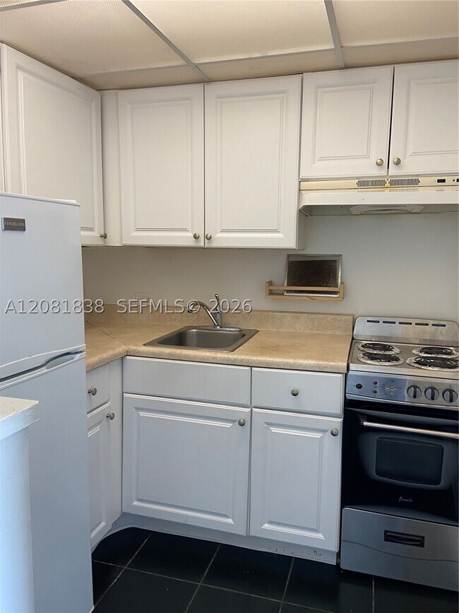 Foto del edificio - 7904 West Dr
