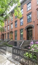 Building Photo - 139 Grand St