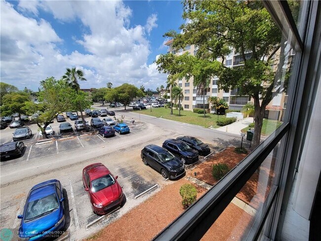 Building Photo - 4158 Inverrary Dr