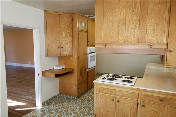 Building Photo - Desired Wood Street Home