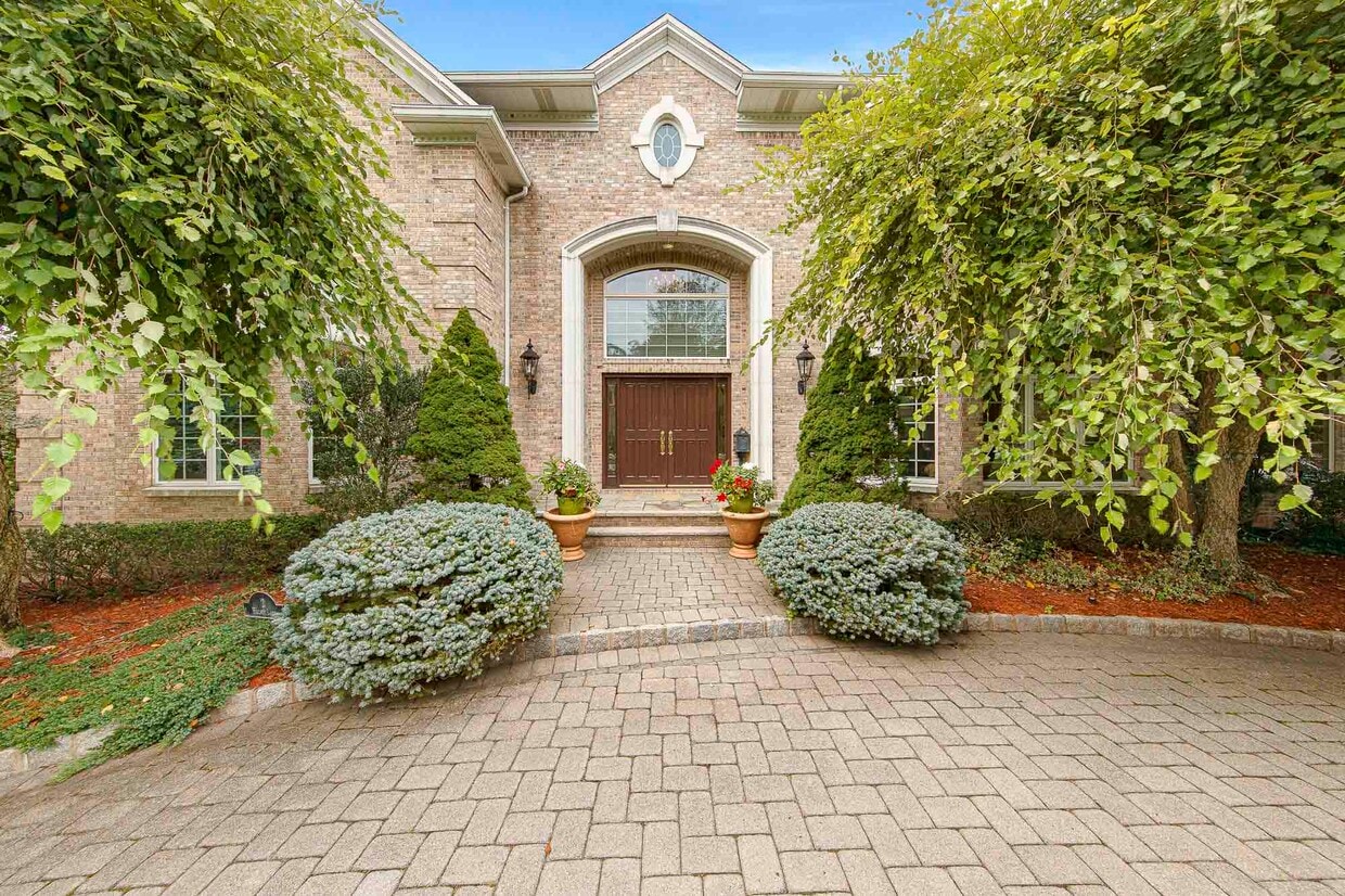 Primary Photo - 2 Halsey Ln