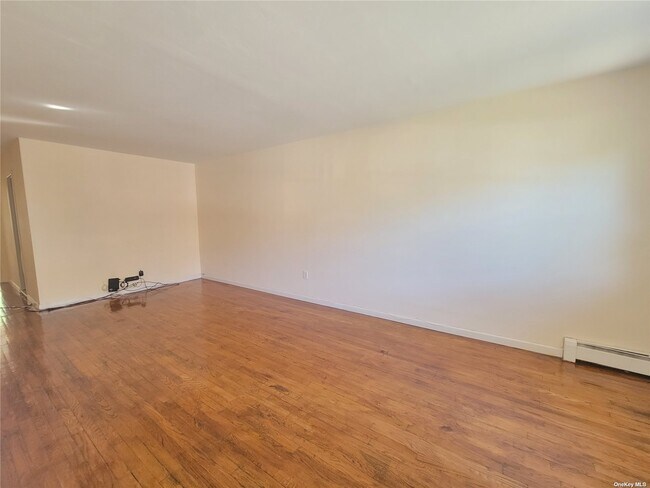 Building Photo - 137-51 Geranium Ave