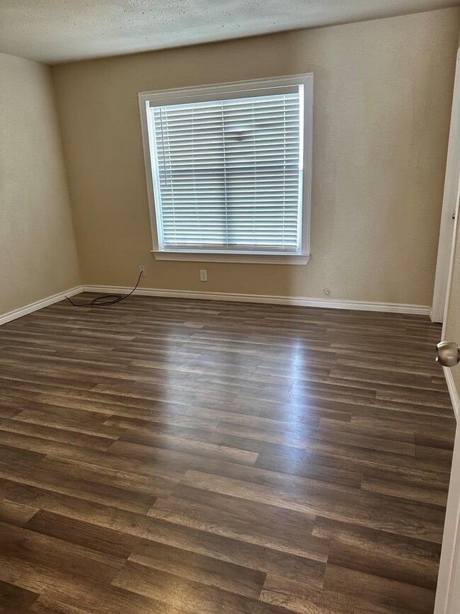 Building Photo - 1711 Doran Dr