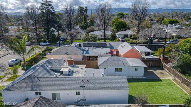 Foto del edificio - 3 br, 2 bath House - 6839 Balcom Ave