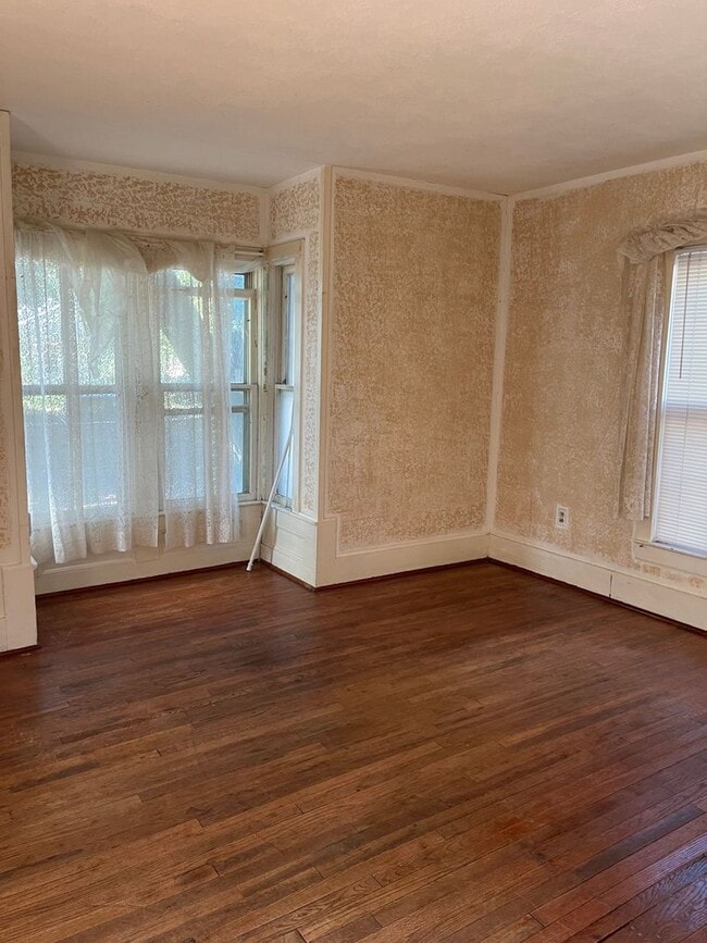 Building Photo - $1100 - 3 bed 1 bath - Single Family Home