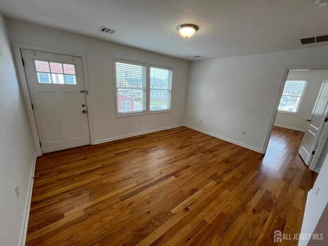 Building Photo - 16 E Kupsch St