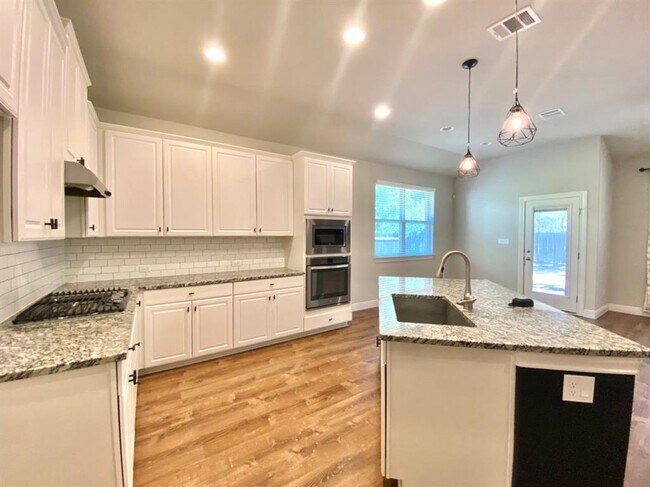 Foto del edificio - 2212 Laurel Arbor Dr