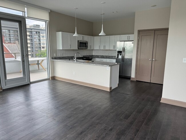 Building Photo - 600 East Ave Luxury Apartments