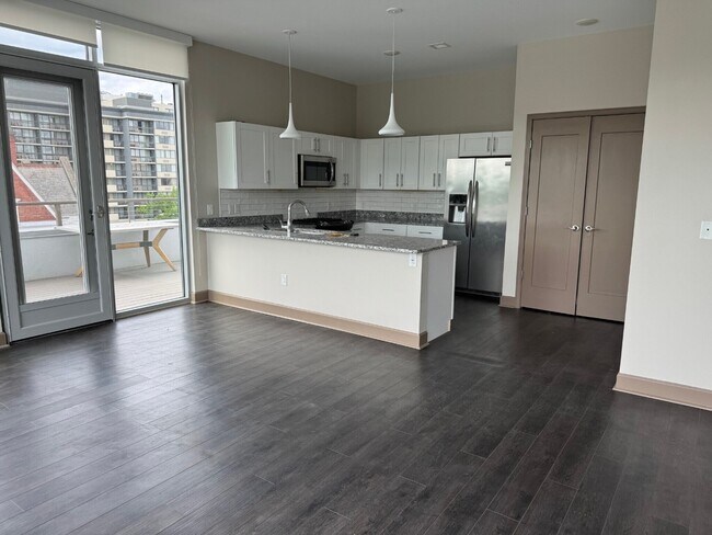 Foto del edificio - 600 East Ave Luxury Apartments