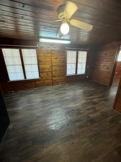 Foto del edificio - 405 N Burleson St