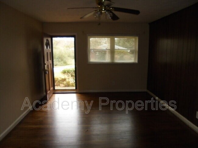 Building Photo - 105 E Mimosa Dr