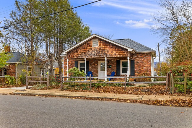 Building Photo - Charming 2BR/1BA Home in the Heart of West...