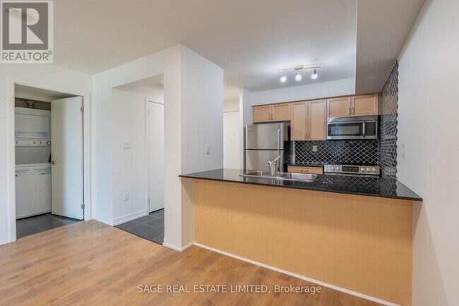 Photo du bâtiment - 816-816 Lansdowne Ave