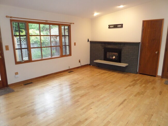 Building Photo - RARE FIND! Adorable 3-Bedroom Mid-Century ...