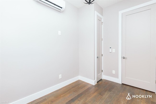 Building Photo - 3 br, 1.5 bath Apartment - 239 Montrose Ave
