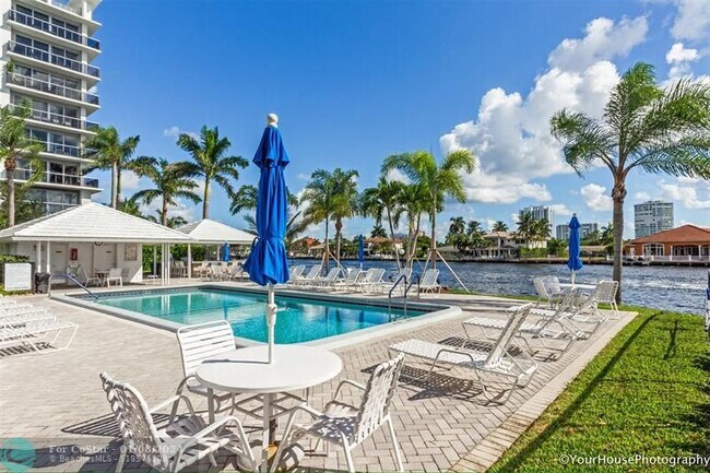 Foto del edificio - 6327 Bay Club Dr
